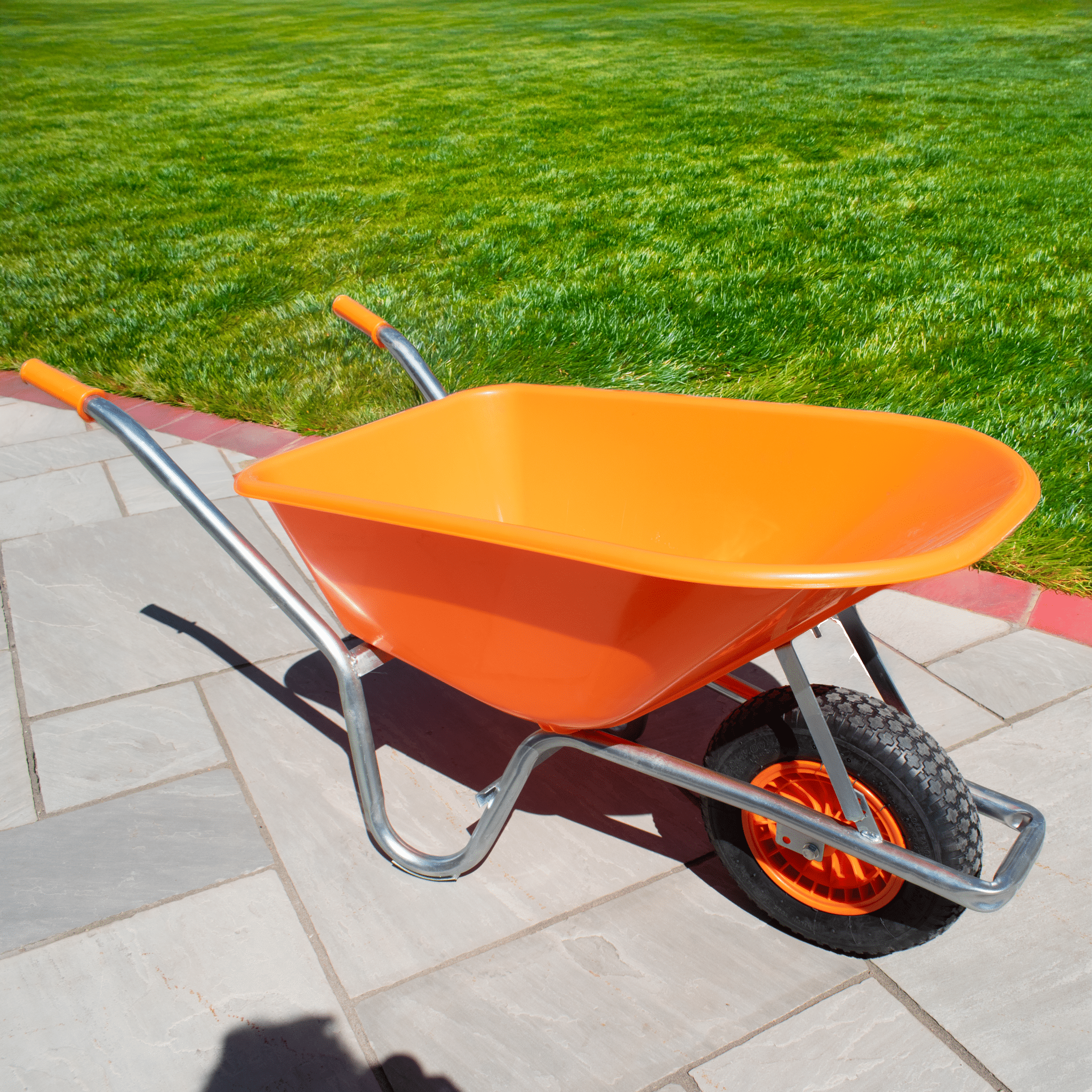 Heavy duty wheelbarrow
